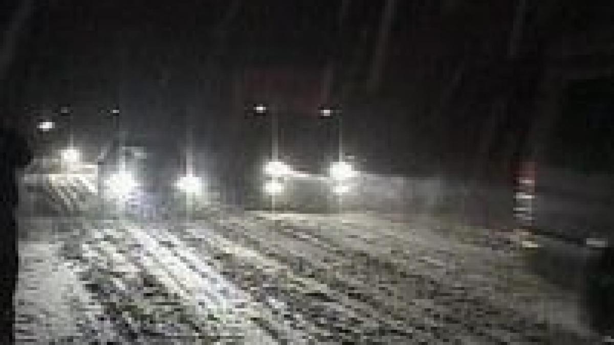 romania poleita trafic ingreunat si drumuri blocate video