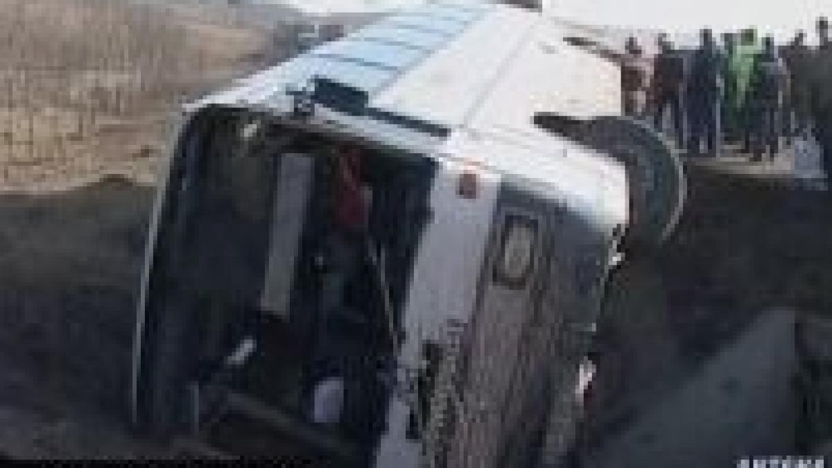 autocar cu 43 de romani rasturnat pe o autostrada in ungaria