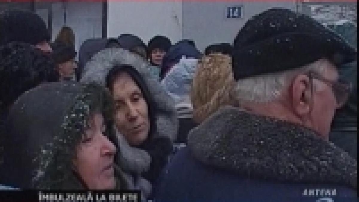 pensionarii din craiova au stat o noapte in frig pentru un bilet de tratament video