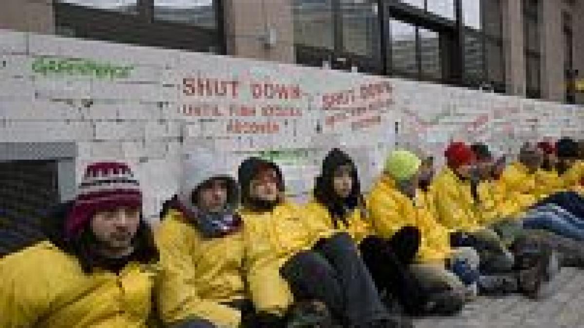 8 romani arestati in timpul unei manifestatii greenpeace la bruxelles