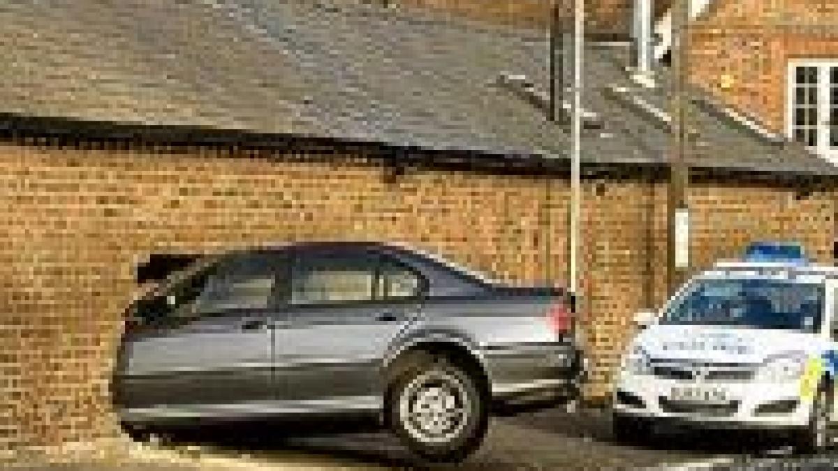 o fetita britanica la un pas de moarte dupa ce un bmw a intrat in casa foto
