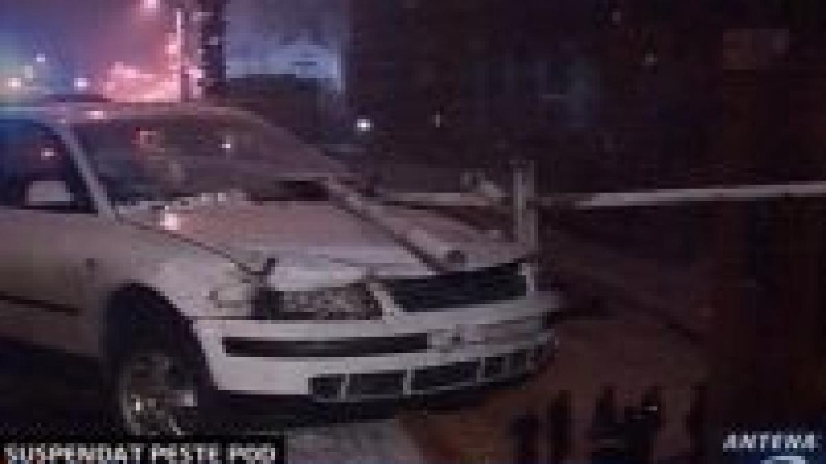 bacau o masina a derapat si a ramas suspendata peste marginea unui pod video