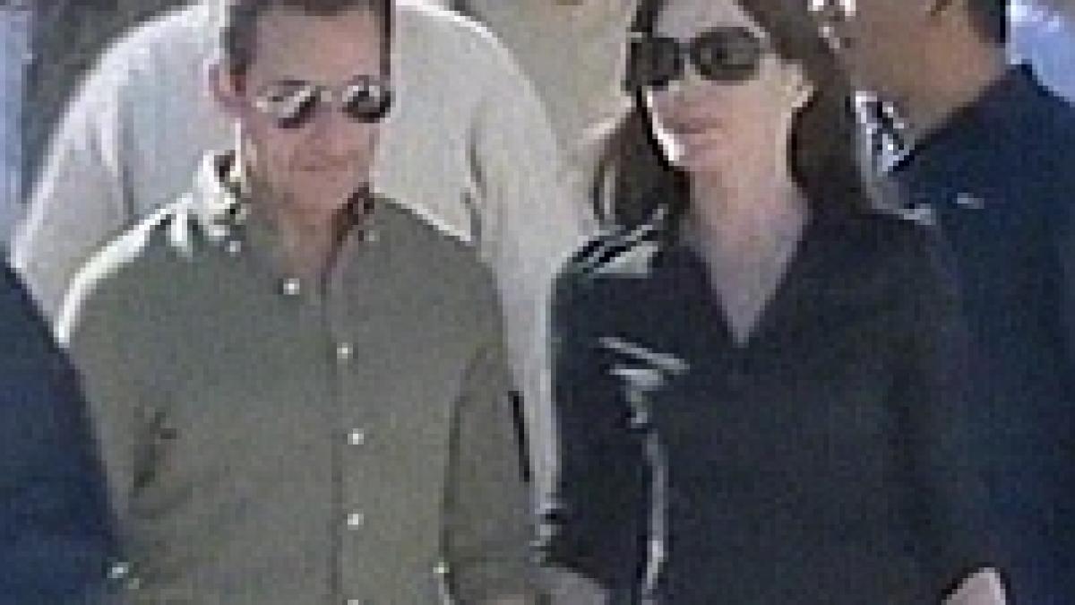 sarkozy si iubita sa aparati cu armele impotriva ziaristilor foto