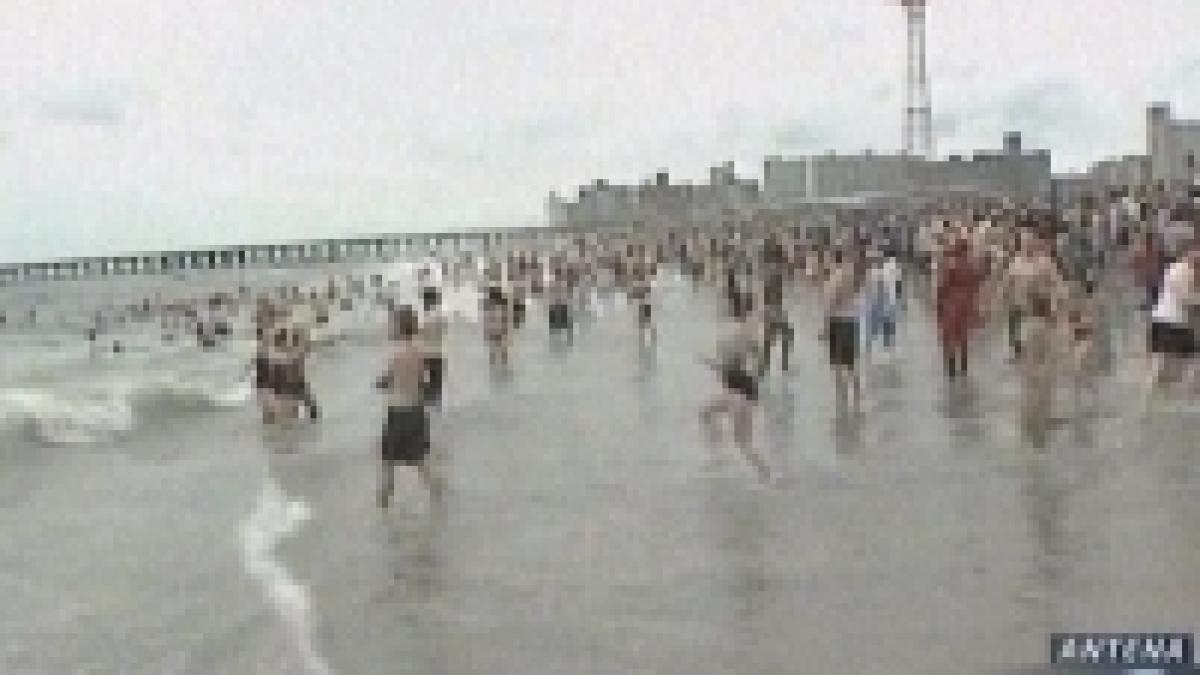 sute de americani au inotat in apa rece a oceanului atlantic video