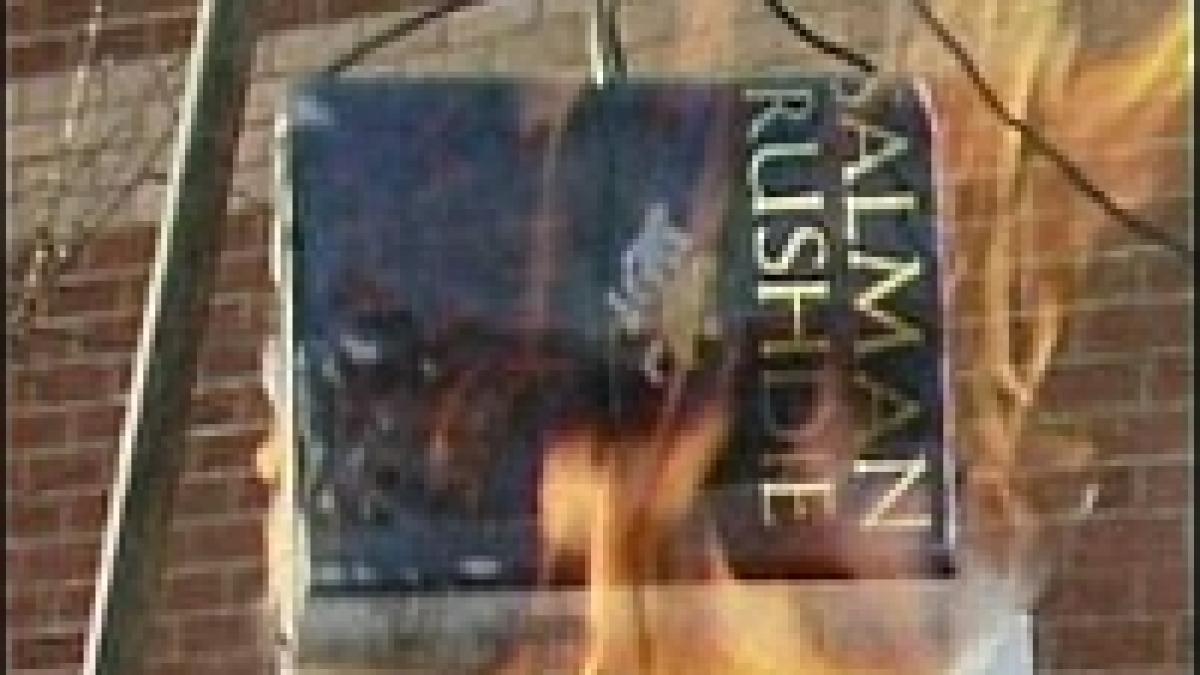 versetele satanice se vand ca painea calda in romania