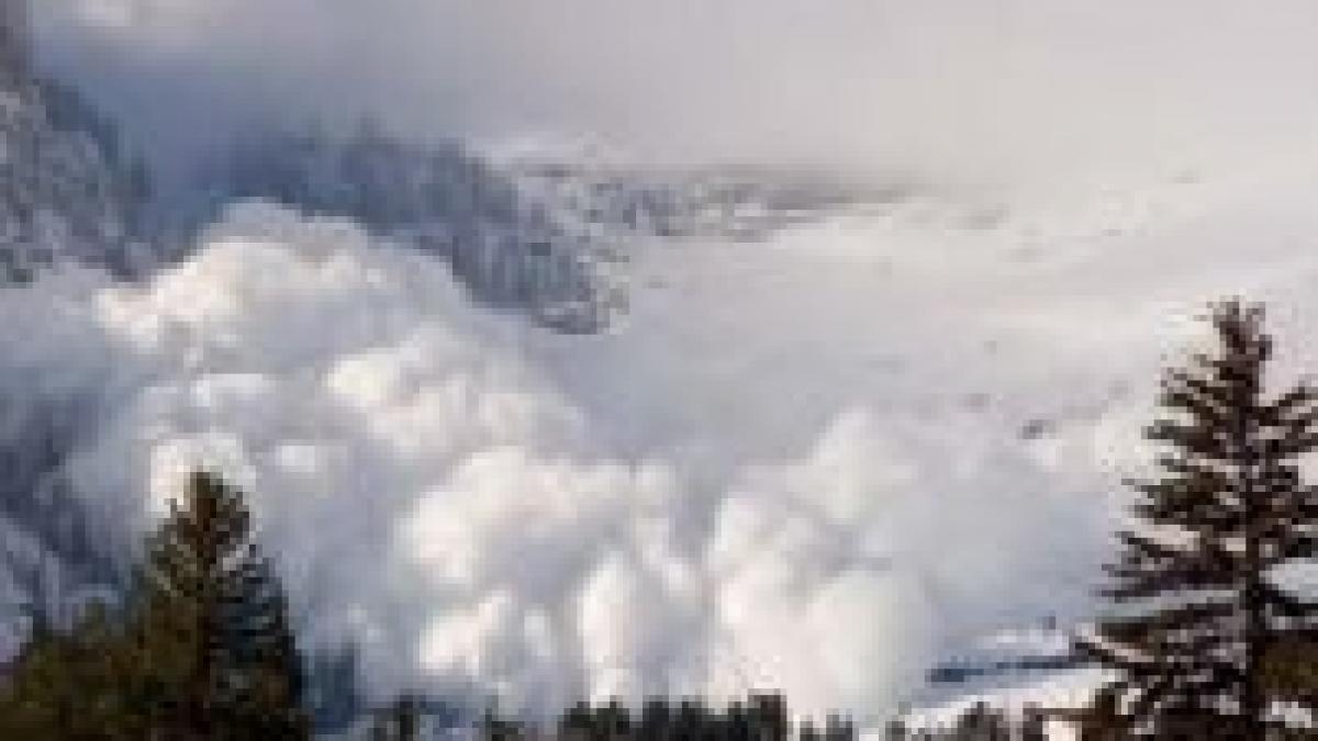 atentie turisti pericol de avalanse in bucegi