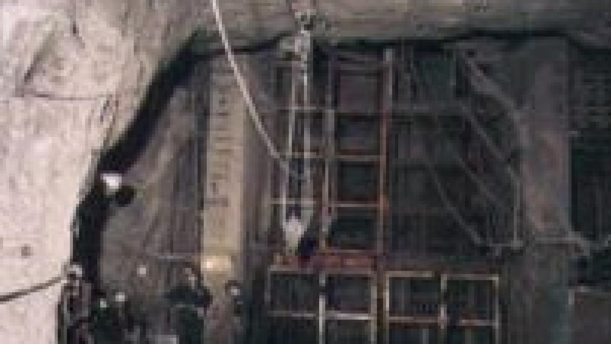 cautatori de aur arestati dupa ce au furat minereu dintr o mina inchisa