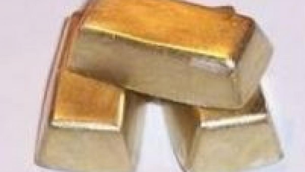 pretul aurului a depasit valoarea de 900 de dolari uncia