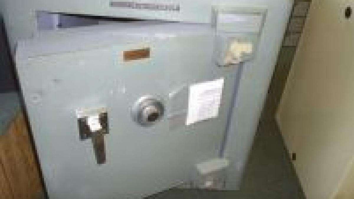 casa de bani a unei reprezentante auto din pitesti a fost furata