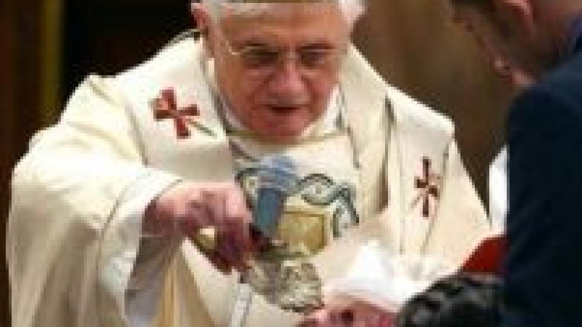 papa benedict a botezat 13 copii cu spatele la credinciosi galerie foto