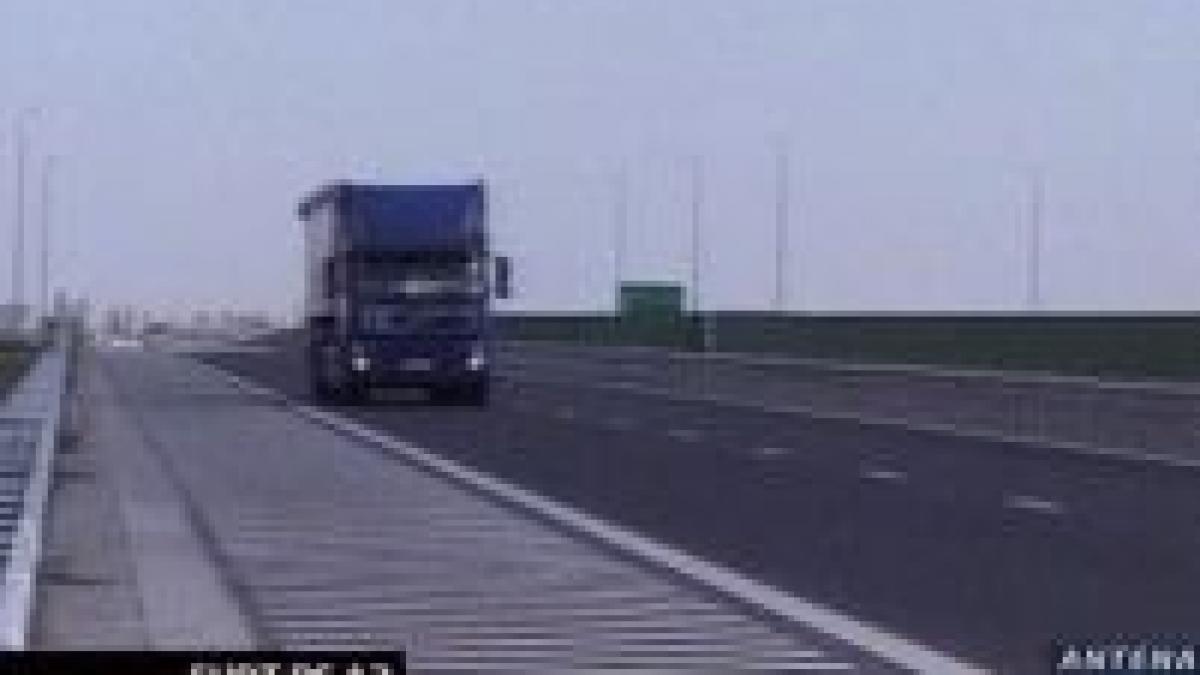 un autoturism oprit in parcare pe autostrada soarelui a fost pradat