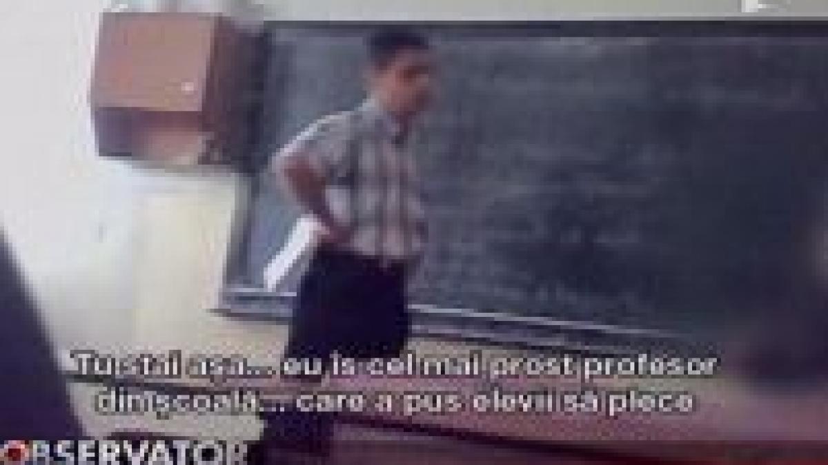 doi elevi craioveni s au filmat in timp ce isi umilesc profesorul in clasa video