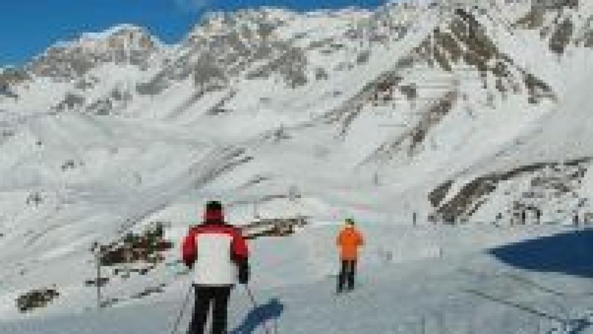 vreme calda in weekend vezi cat masoara stratul de zapada la munte