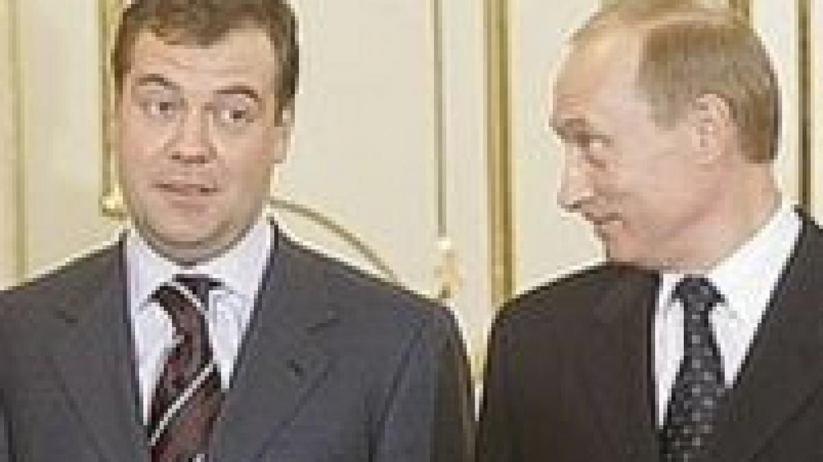 vladimir putin si dimitri medvedev ar putea conduce alternativ rusia in urmatorii 25 de ani