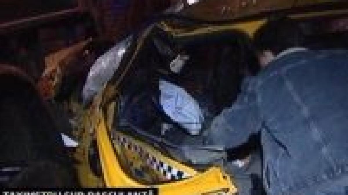 accident in capitala un taximetru a ajuns sub o basculanta video