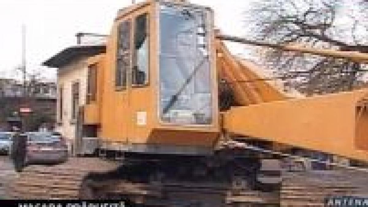 bucuresti bratul unei macarale a strivit o masina