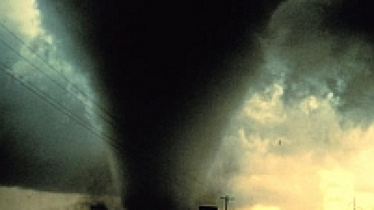 sua 48 de persoane ucise de tornade