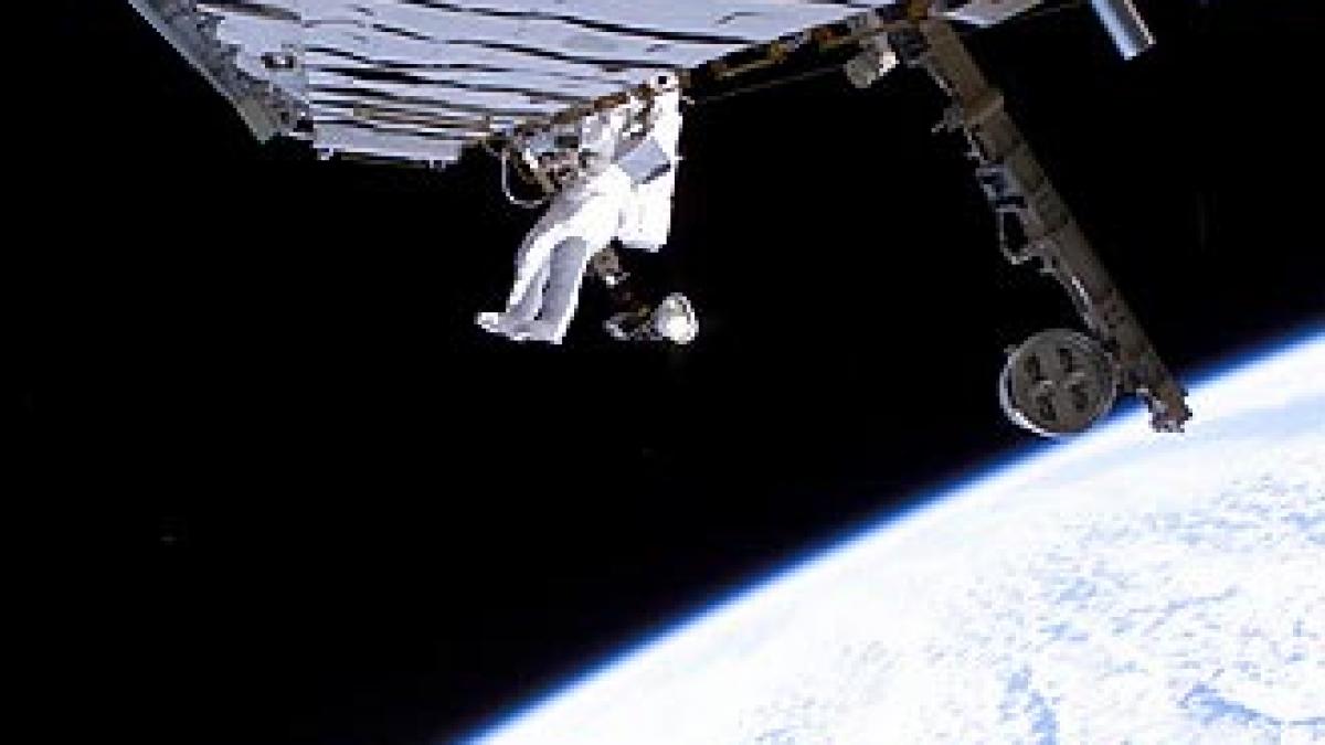 probleme pe statia spatiala internationala un astronaut german este bolnav