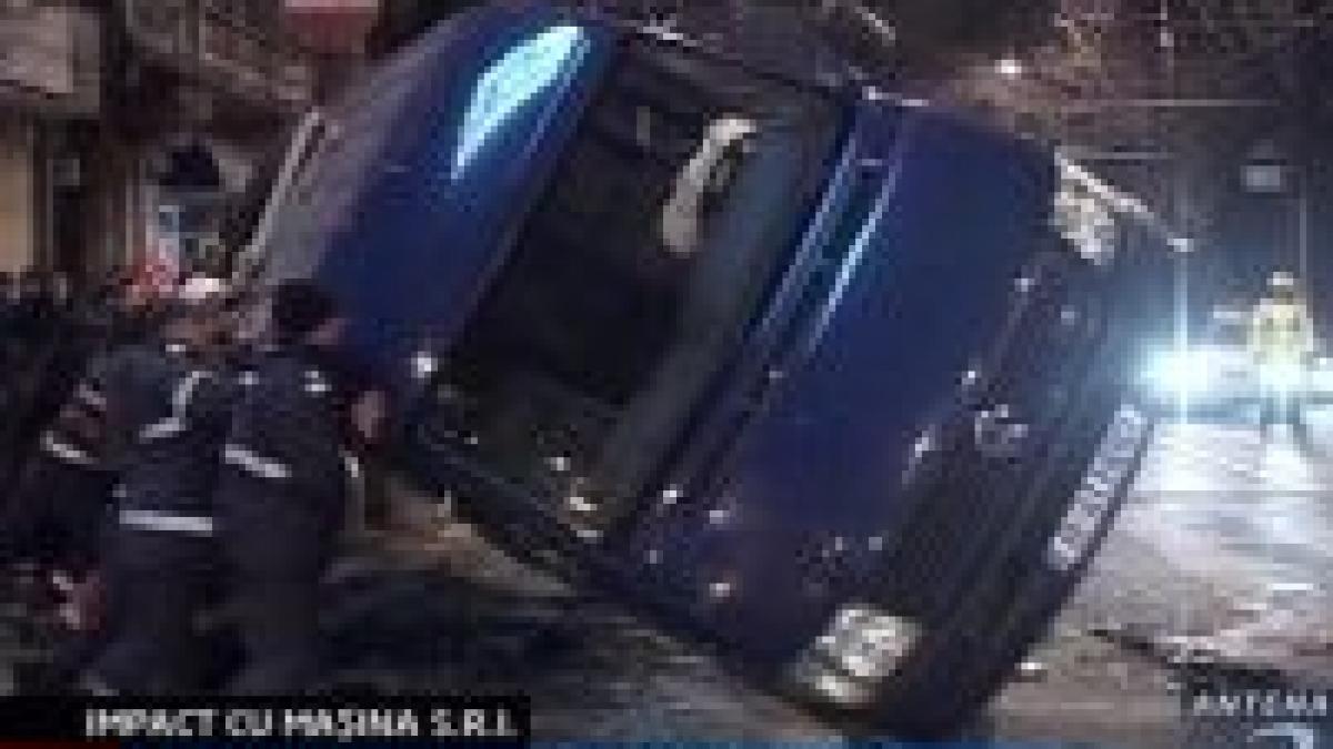 autoturism al s r i lovit in plin de o autoutilitara in capitala video