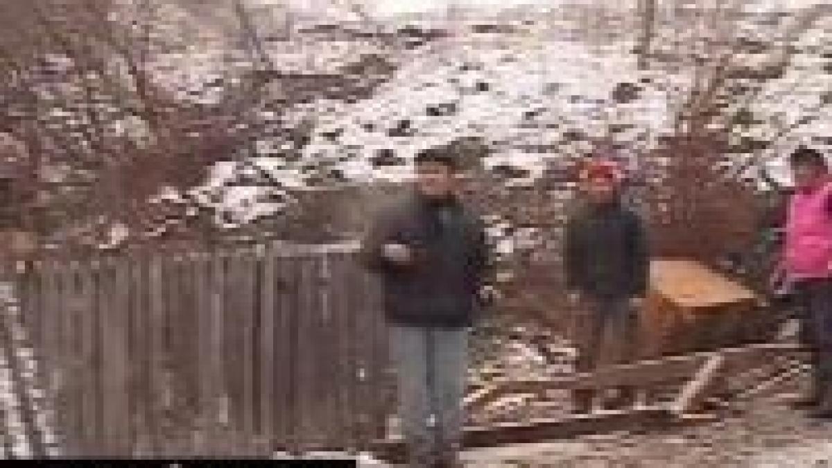 valcea familii din mateesti ramase fara casa din cauza alunecarilor de teren