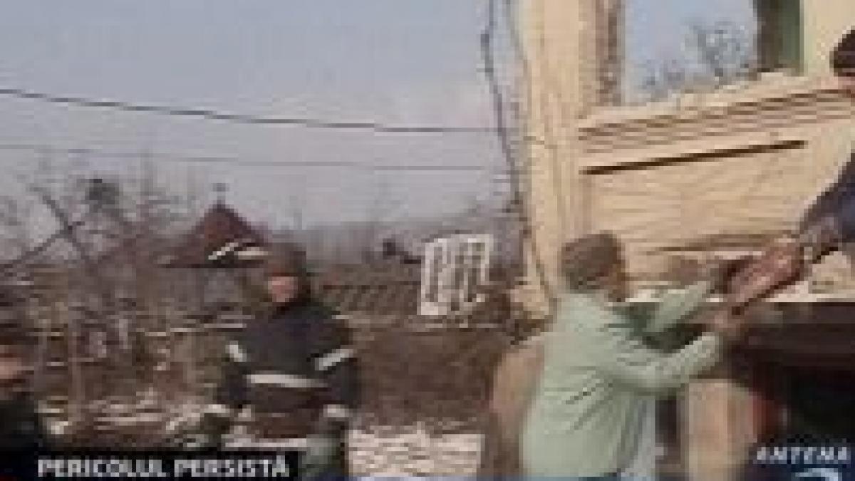 mateesti alte doua case in pericol de a fi inghitite de pamant