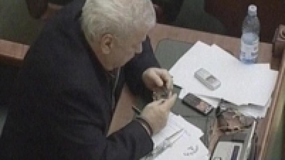 arme albe in parlament talpes a intrat cu briceagul in plen video