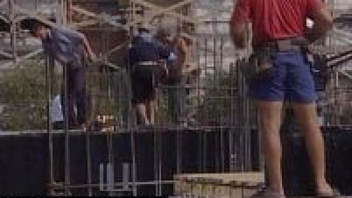 muncitori din bangladesh lucreaza in constructii in romania