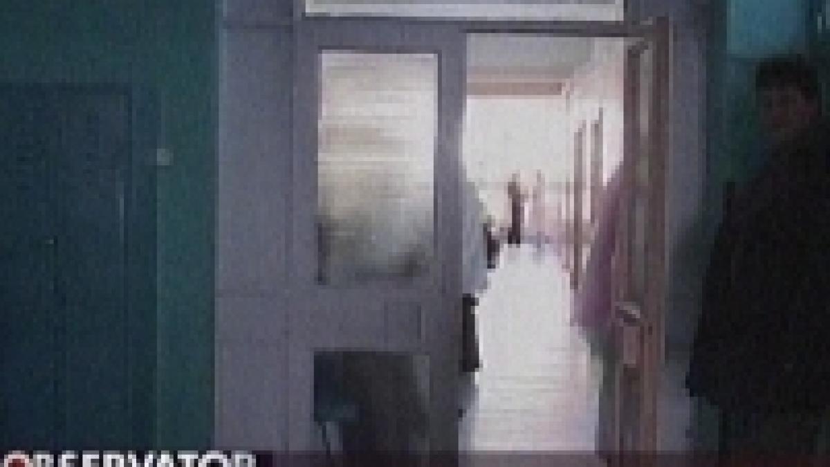 studenti cu magnetii de la handsfree intepeniti in urechi video