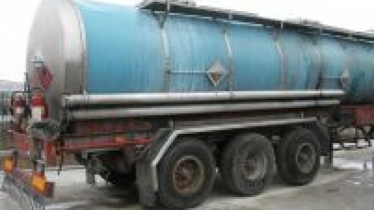 o cisterna incarcata cu aracet s a rasturnat pe soseaua bacau onesti