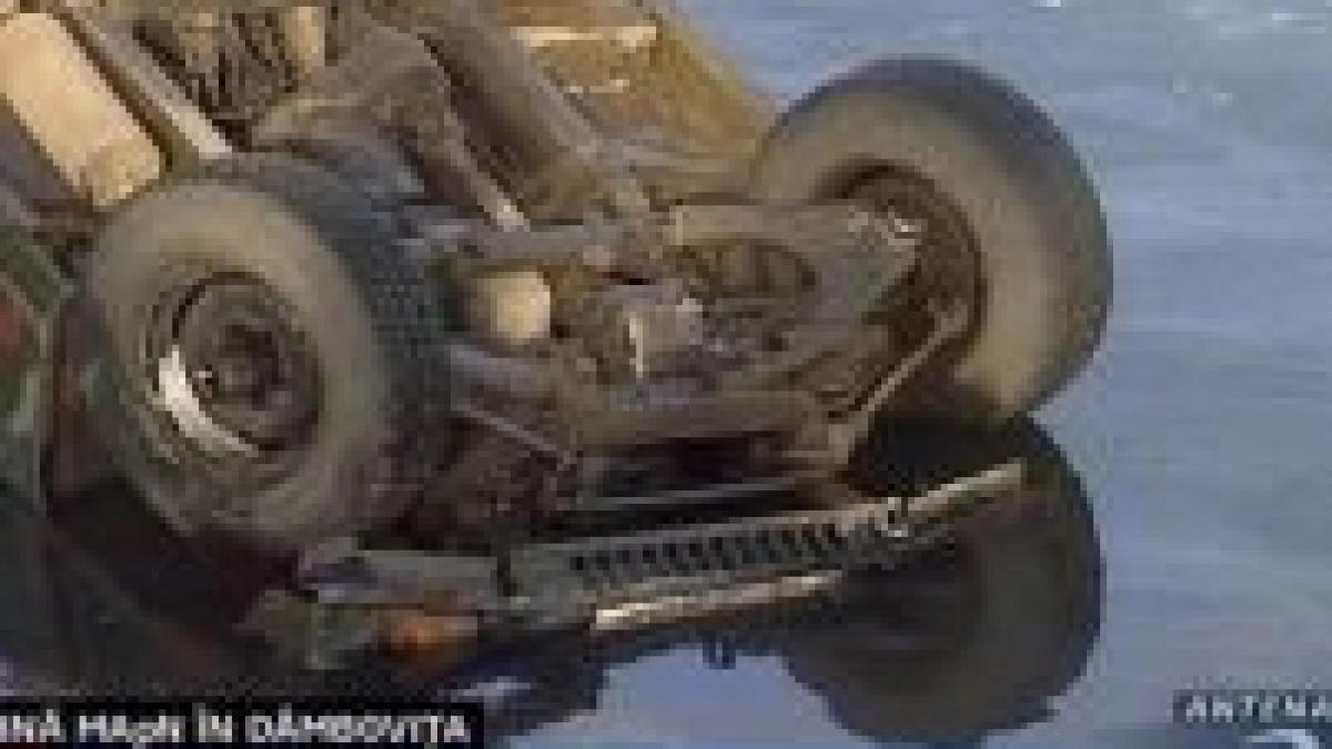 o masina a ministerului apararii a cazut in raul dambovita