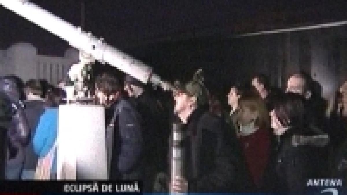 miercuri noapte a avut loc singura eclipsa totala de luna din 2008