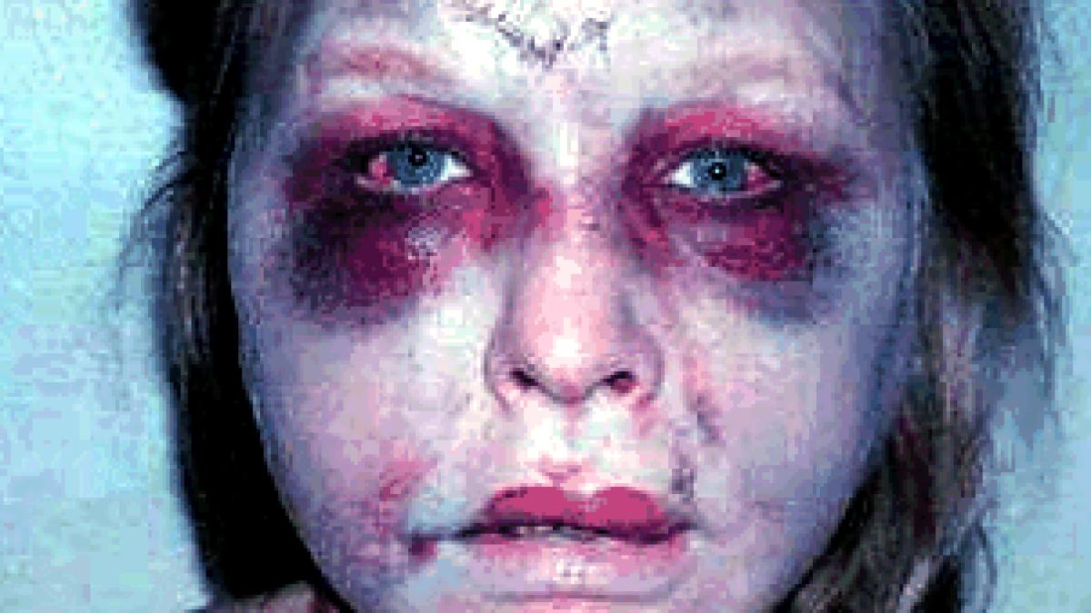 sua o femeie a fost batuta cu cruzime de politisti video