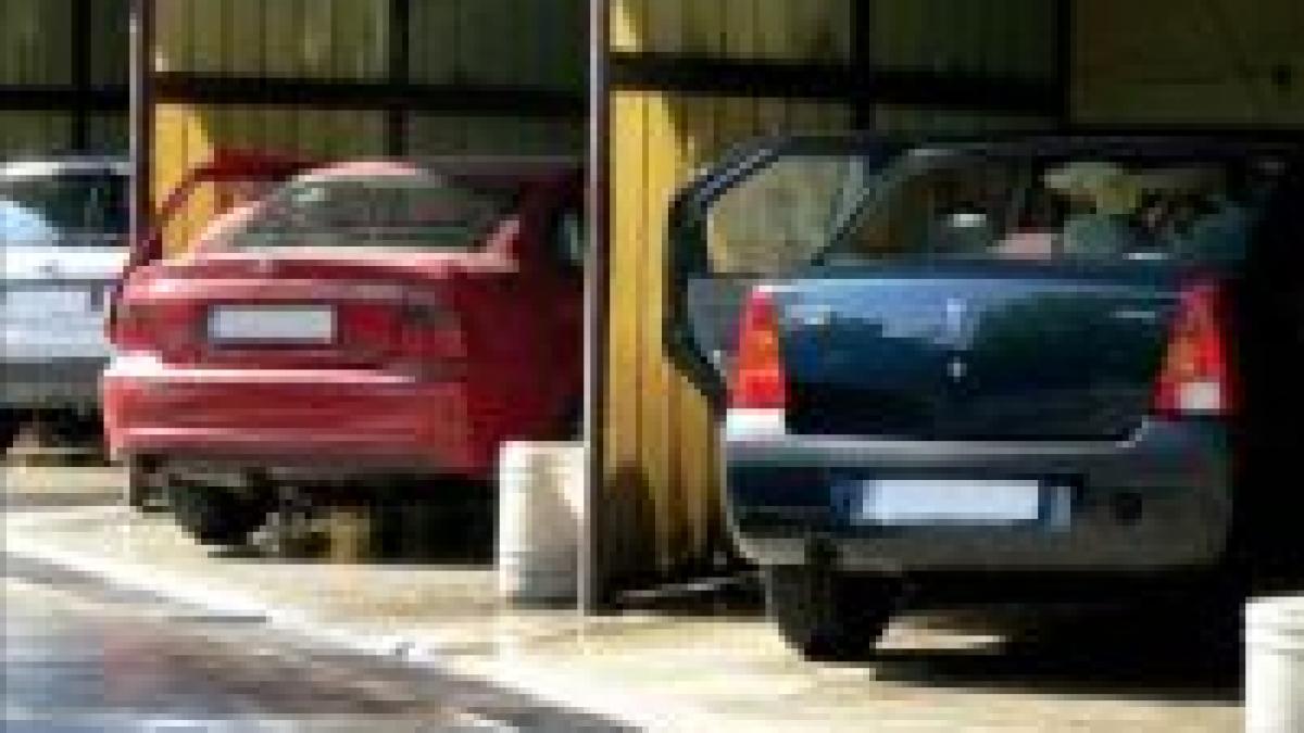 bucurestenii stau la cozi uriase pentru a si spala masinile