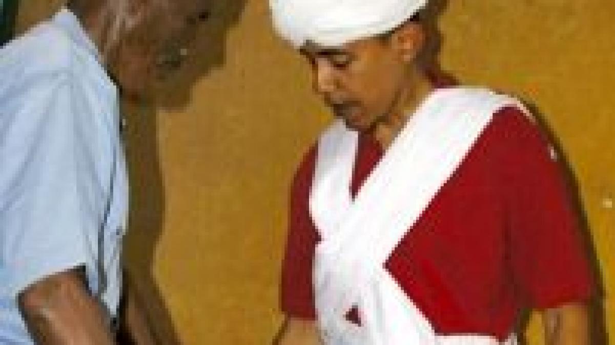 scandal in sua hillary arata o fotografie cu obama imbracat ca un musulman