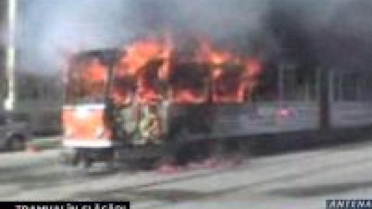 un tramvai plin cu calatori a luat foc in constanta video