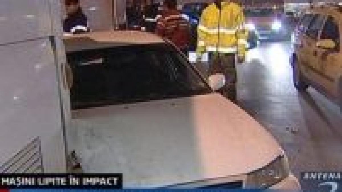 doua masini au ramas lipite in urma unui accident in capitala video