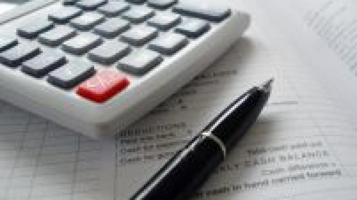 romanii platesc anual aproximativ 300 de taxe