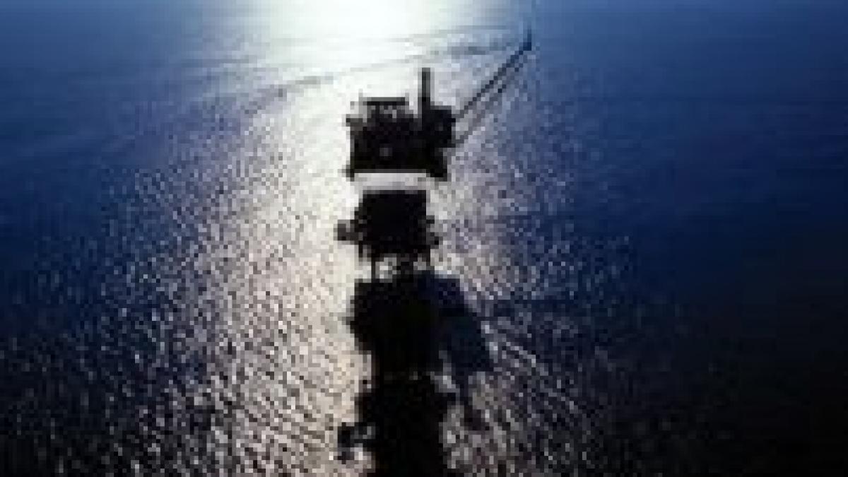 pretul petrolului se apropie de 106 dolari