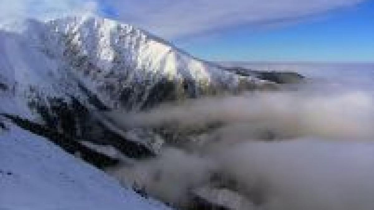 salvamontistii avertizeaza risc de avalanse in fagaras bucegi si postavaru