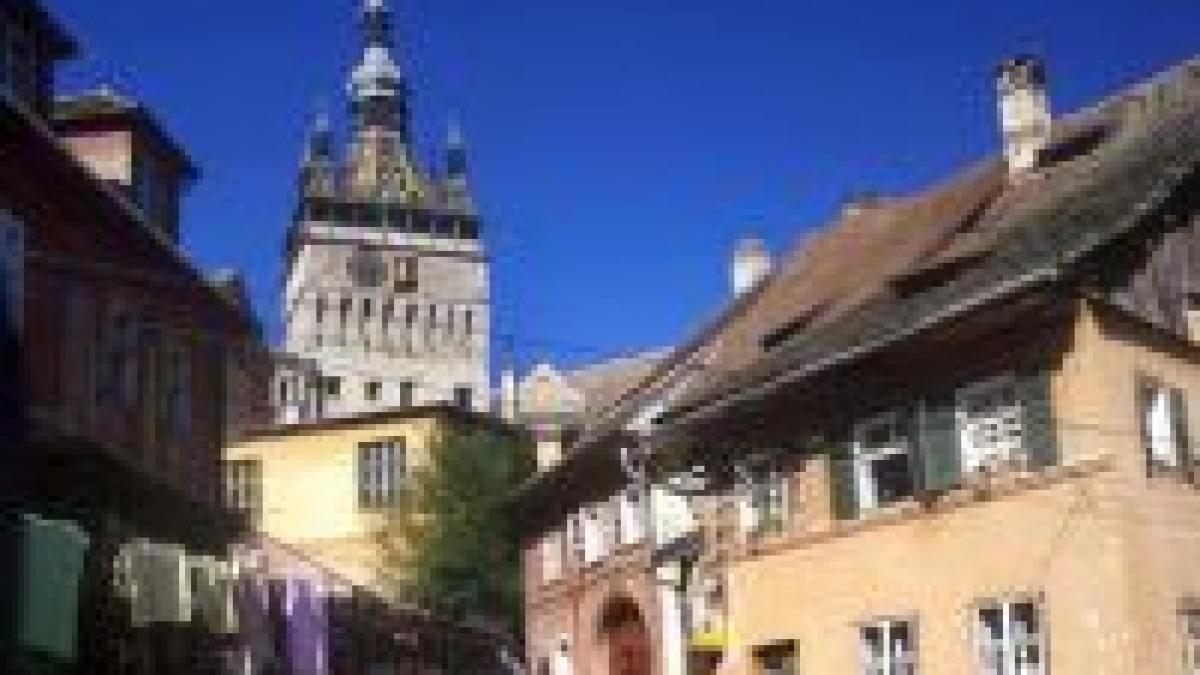 zidul cetatii sighisoara se prabuseste bucata cu bucata