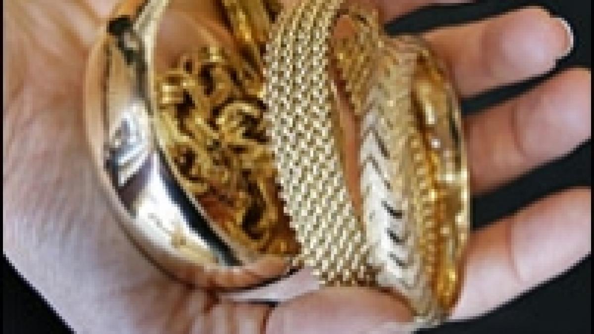 pretul aurului a atins un nivel istoric de 1 000 de dolari pe uncie