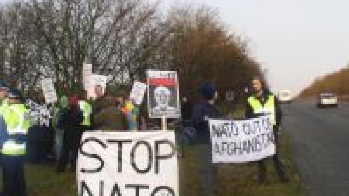 mai multi militanti pacifisti au incercat sa patrunda in sediul nato de la bruxelles