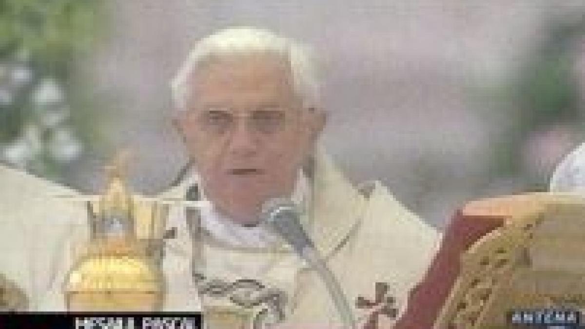 papa benedict al xvi lea a rostit urarile de pasti in 63 de limbi inclusiv romana