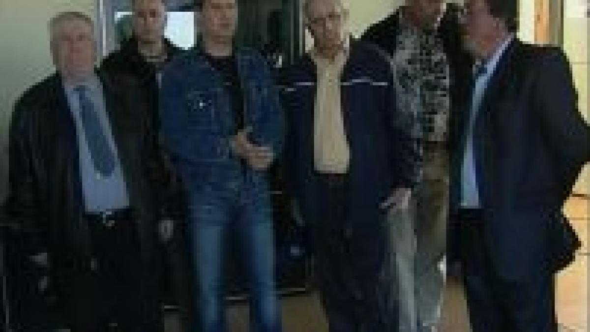 sute de oameni participa la un protest spontan in comuna voluntari