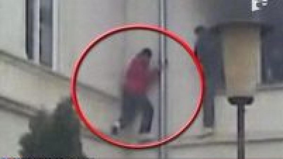 elevi din iasi evacuati din cauza unui puternic incendiu video