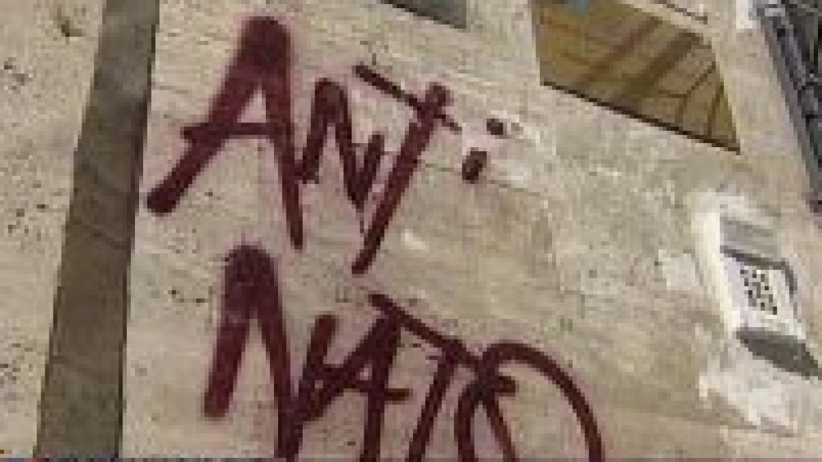 mesaje anti nato pe zidurile cladirilor din capitala