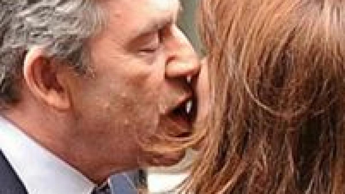 giugiuleala a la sarkozy sau sarut scarbit like mr brown foto