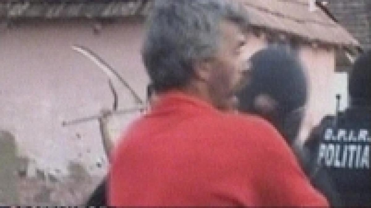 arad trei politisti au fost batuti de rudele celor pe care venisera sa ii aresteze video
