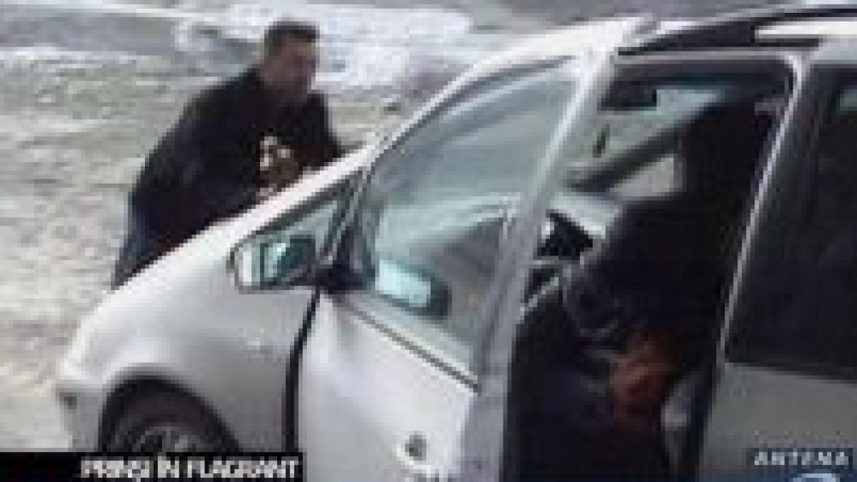 mai multi barbati au fost surprinsi de camere aruncand deseuri animaliere in raul jiu video