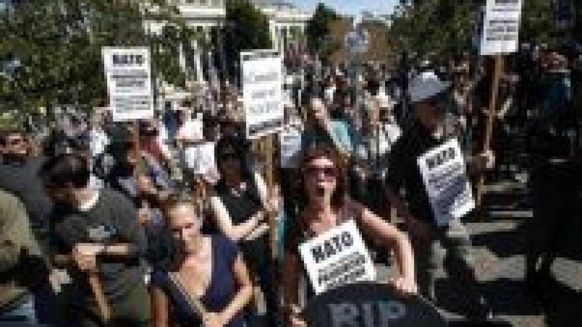 proteste la ambasada sua zeci de militanti din moscova au protestat fata de extinderea nato